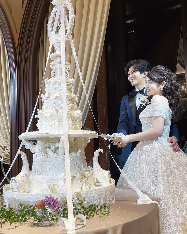 リボンが垂れてるのが可愛い♡東京會舘オリジナルのトラディショナル・ウェディングケーキ特集♡にて紹介している画像