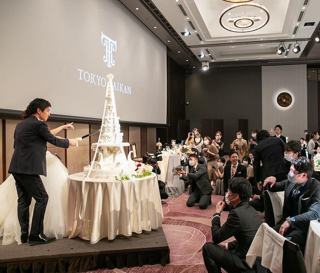 リボンが垂れてるのが可愛い♡東京會舘オリジナルのトラディショナル・ウェディングケーキ特集♡にて紹介している画像