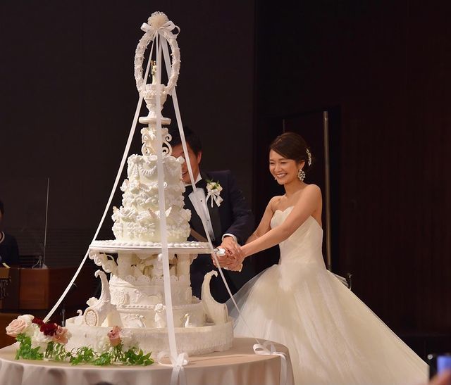 リボンが垂れてるのが可愛い♡東京會舘オリジナルのトラディショナル・ウェディングケーキ特集♡にて紹介している画像