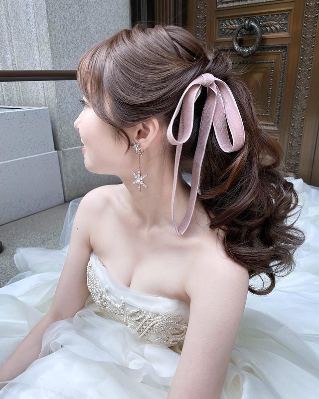 A talented hair and makeup artist who excels in creating glossy and beautiful looks ♡ Available for assignments nationwide and internationally: [sakiho](#)にて紹介している画像