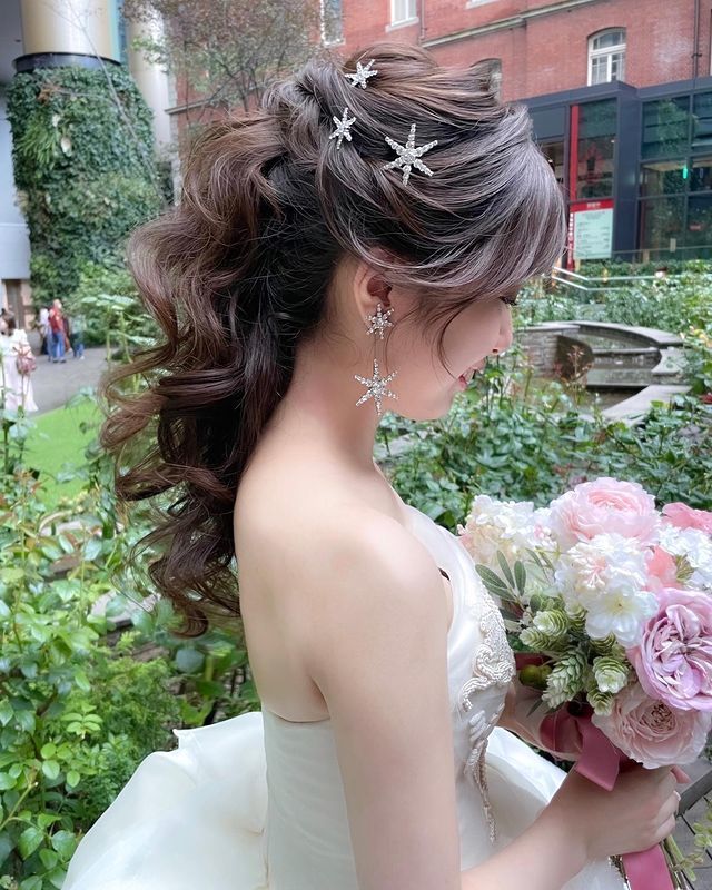 A talented hair and makeup artist who excels in creating glossy and beautiful looks ♡ Available for assignments nationwide and internationally: [sakiho](#)にて紹介している画像