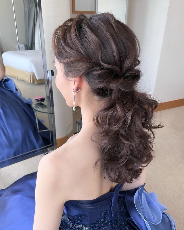 A talented hair and makeup artist who excels in creating glossy and beautiful looks ♡ Available for assignments nationwide and internationally: [sakiho](#)にて紹介している画像