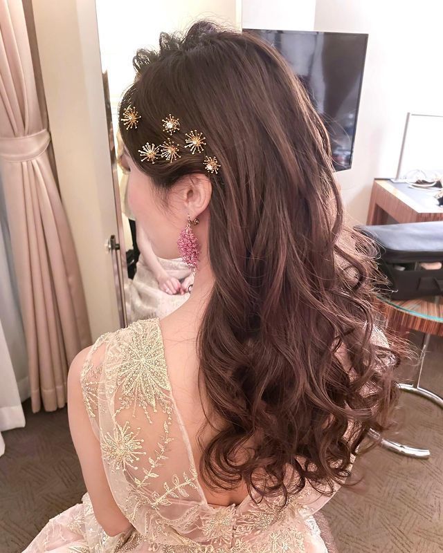 A talented hair and makeup artist who excels in creating glossy and beautiful looks ♡ Available for assignments nationwide and internationally: [sakiho](#)にて紹介している画像