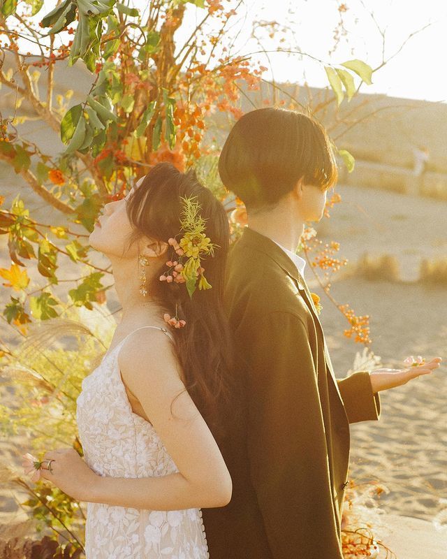 Sand dunes × flower photos are popular♡ The wedding photos taken by photographer mayu are wonderful♡にて紹介している画像
