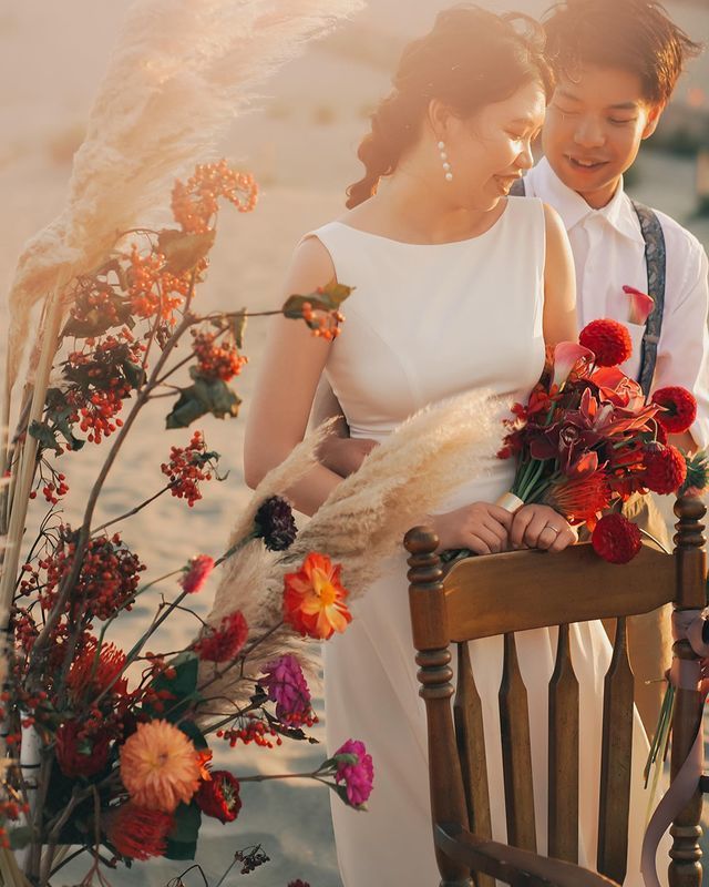 Sand dunes × flower photos are popular♡ The wedding photos taken by photographer mayu are wonderful♡にて紹介している画像