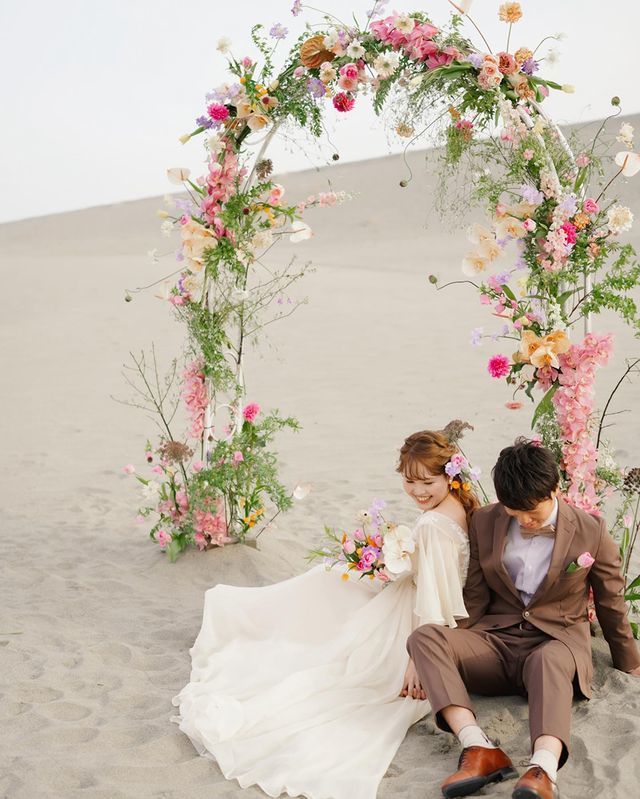 Sand dunes × flower photos are popular♡ The wedding photos taken by photographer mayu are wonderful♡にて紹介している画像
