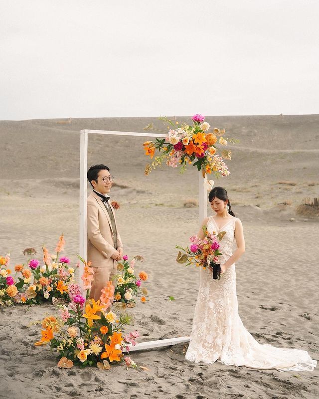 Sand dunes × flower photos are popular♡ The wedding photos taken by photographer mayu are wonderful♡にて紹介している画像
