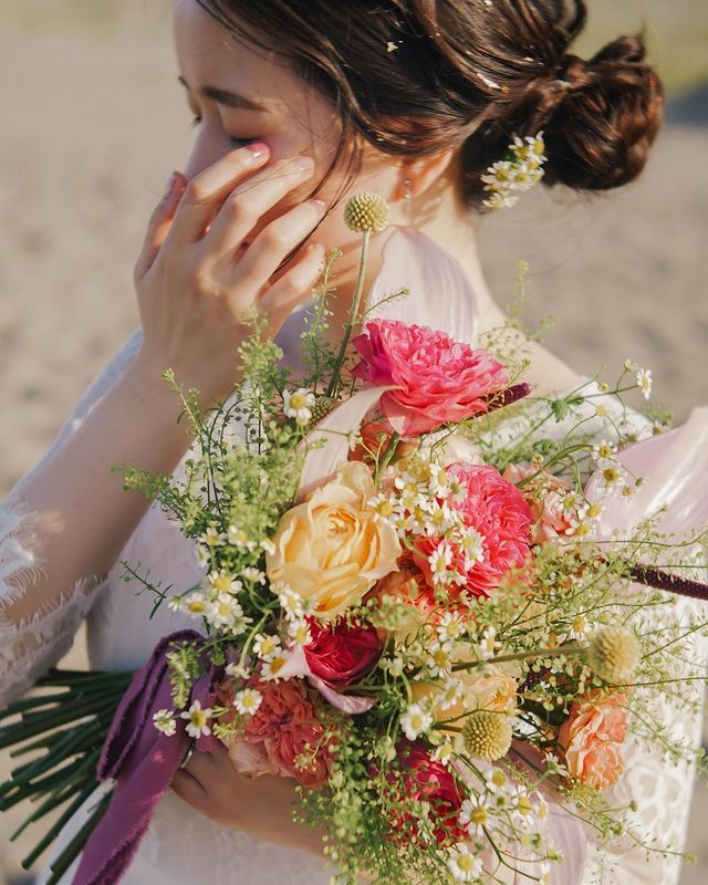 Sand dunes × flower photos are popular♡ The wedding photos taken by photographer mayu are wonderful♡にて紹介している画像