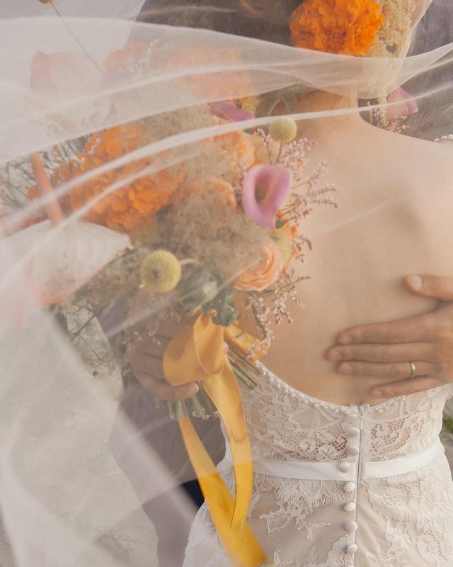 Sand dunes × flower photos are popular♡ The wedding photos taken by photographer mayu are wonderful♡にて紹介している画像