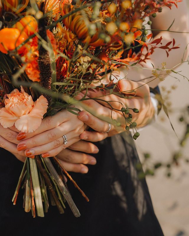 Sand dunes × flower photos are popular♡ The wedding photos taken by photographer mayu are wonderful♡にて紹介している画像