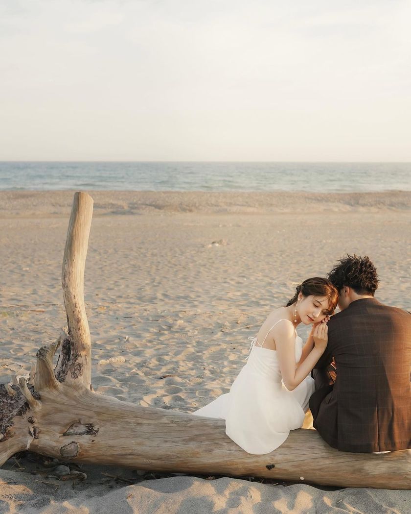 Sand dunes × flower photos are popular♡ The wedding photos taken by photographer mayu are wonderful♡にて紹介している画像