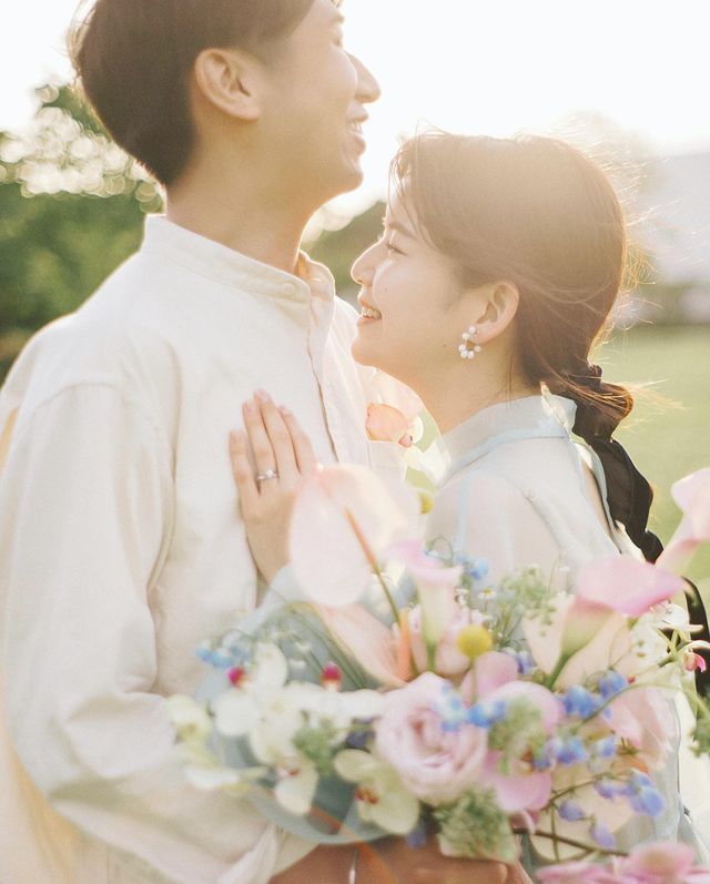 Sand dunes × flower photos are popular♡ The wedding photos taken by photographer mayu are wonderful♡にて紹介している画像