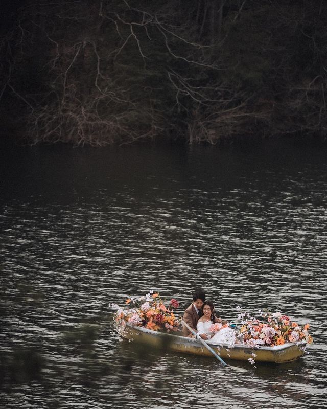 I found a bride in Japan who is doing a "pre-wedding shoot" on a boat, and it looks like a scene from a movie, which I admire! ♡にて紹介している画像
