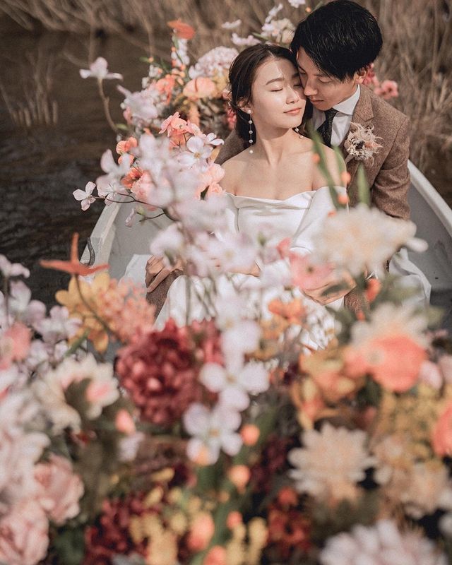 I found a bride in Japan who is doing a "pre-wedding shoot" on a boat, and it looks like a scene from a movie, which I admire! ♡にて紹介している画像