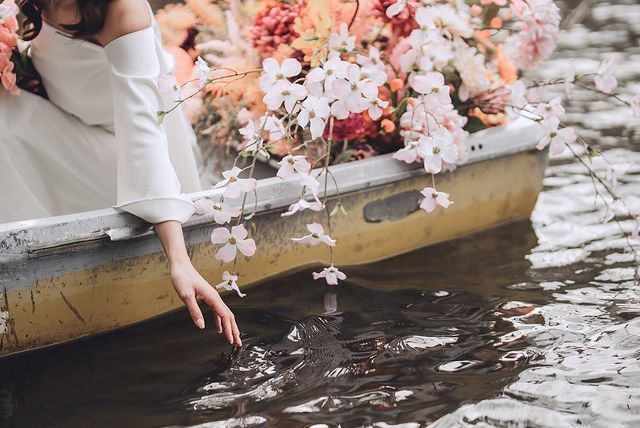 I found a bride in Japan who is doing a "pre-wedding shoot" on a boat, and it looks like a scene from a movie, which I admire! ♡にて紹介している画像