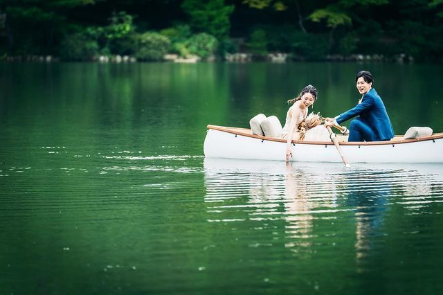 I found a bride in Japan who is doing a "pre-wedding shoot" on a boat, and it looks like a scene from a movie, which I admire! ♡にて紹介している画像
