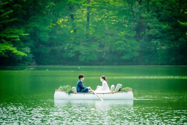 I found a bride in Japan who is doing a "pre-wedding shoot" on a boat, and it looks like a scene from a movie, which I admire! ♡にて紹介している画像