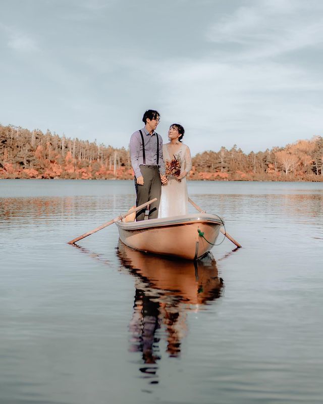 I found a bride in Japan who is doing a "pre-wedding shoot" on a boat, and it looks like a scene from a movie, which I admire! ♡にて紹介している画像