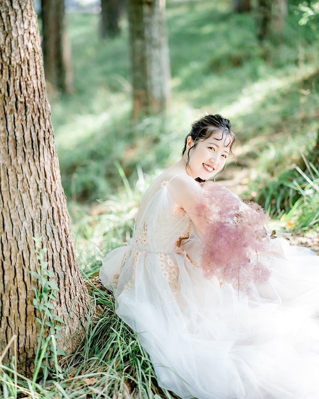 Like cotton candy ♡ A wedding photo holding just one fluffy smoke tree is cute ♡にて紹介している画像