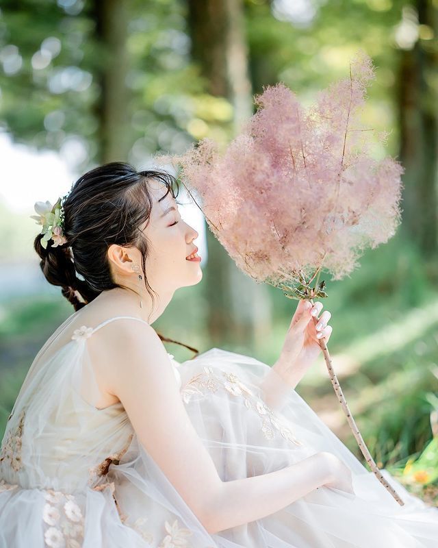 Like cotton candy ♡ A wedding photo holding just one fluffy smoke tree is cute ♡にて紹介している画像