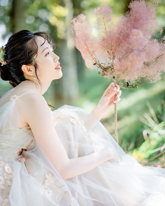 Like cotton candy ♡ A wedding photo holding just one fluffy smoke tree is cute ♡にて紹介している画像