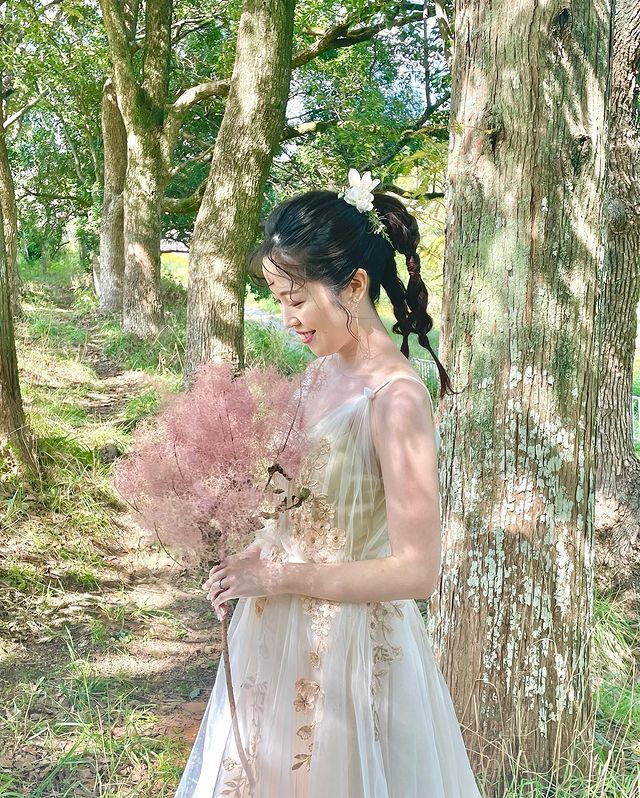 Like cotton candy ♡ A wedding photo holding just one fluffy smoke tree is cute ♡にて紹介している画像