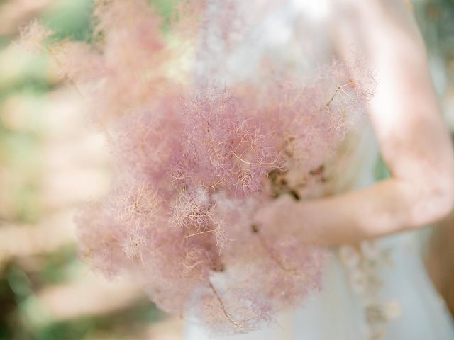 Like cotton candy ♡ A wedding photo holding just one fluffy smoke tree is cute ♡にて紹介している画像