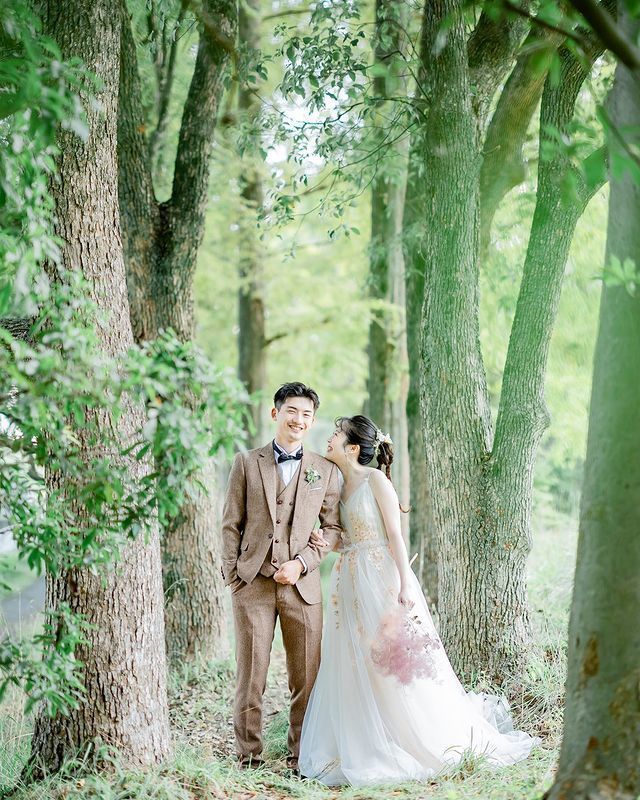 Like cotton candy ♡ A wedding photo holding just one fluffy smoke tree is cute ♡にて紹介している画像