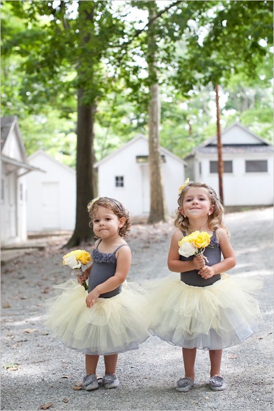 Dressed-Up Little Guests: Adorable Flower Girls!にて紹介している画像