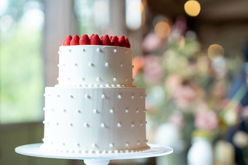 像珍珠一样可爱♡ 想请厨师制作的【生奶油圆点图案】婚礼蛋糕特辑にて紹介している画像