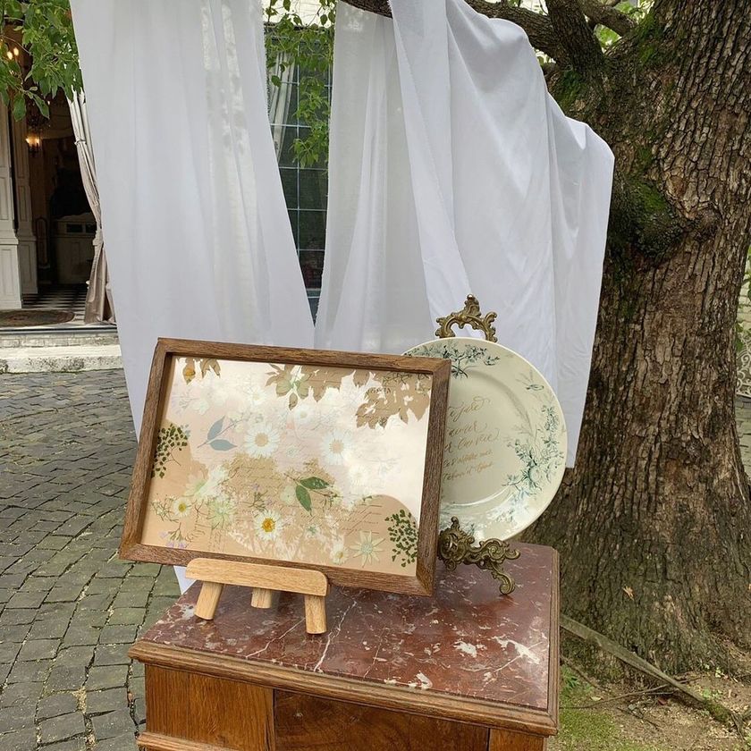 I found a lovely【pressed flower marriage certificate】 that looks like it belongs in a Paris flea market, just like a specimen ♡にて紹介している画像