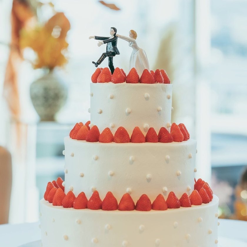 像珍珠一样可爱♡ 想请厨师制作的【生奶油圆点图案】婚礼蛋糕特辑にて紹介している画像