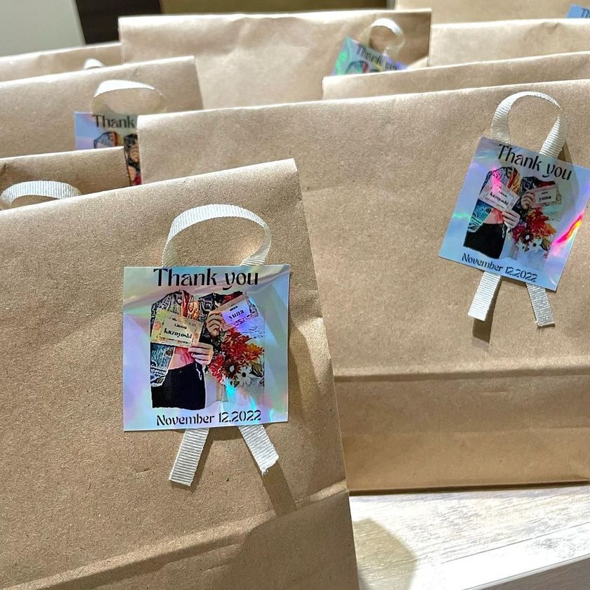 Everything becomes sparkling! How to make hologram stickers with 100 yen shop [Clear Aurora Sheet]にて紹介している画像