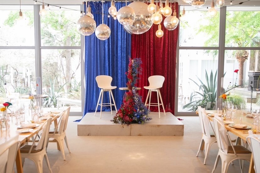 初めて見た！メインテーブルをテーブルでもなく高砂ソファでもなく［ハイチェア］にするアイデア♡にて紹介している画像