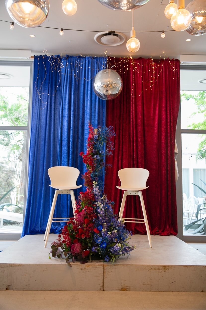 初めて見た！メインテーブルをテーブルでもなく高砂ソファでもなく［ハイチェア］にするアイデア♡にて紹介している画像