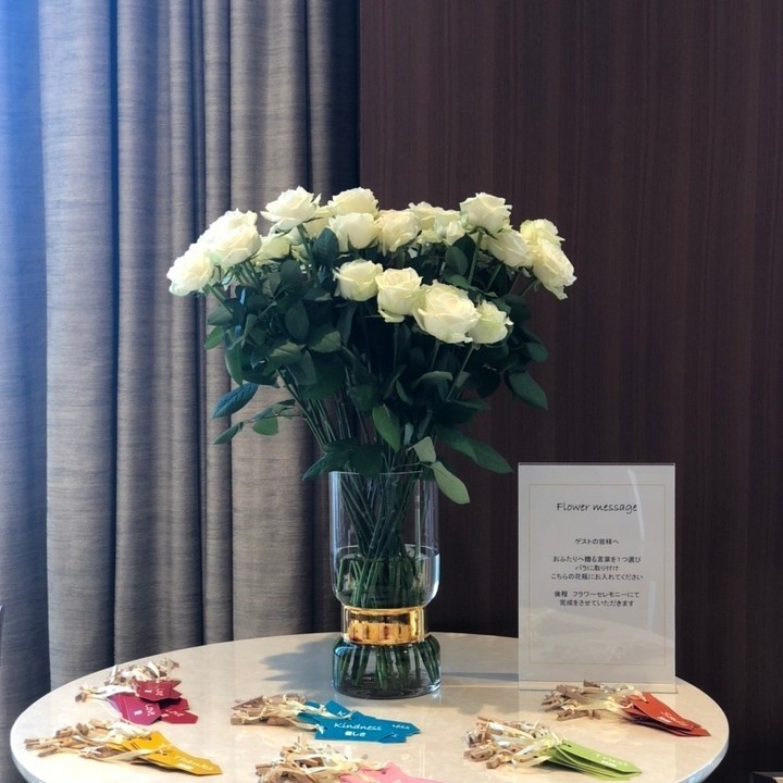 An evolved version of Dozen Roses ♡ A wonderful guest participation flower ceremony using real roses 🌹にて紹介している画像