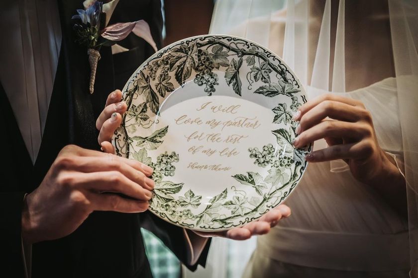 I want to treasure it for a lifetime! I dream of having calligraphy added to an antique plate. 🖋にて紹介している画像