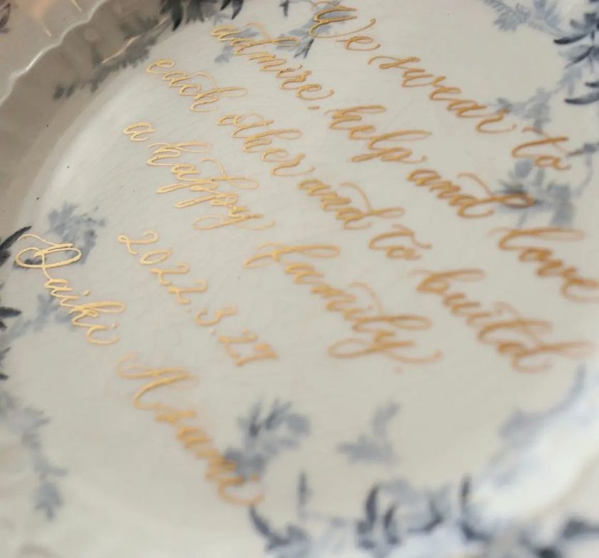 I want to treasure it for a lifetime! I dream of having calligraphy added to an antique plate. 🖋にて紹介している画像