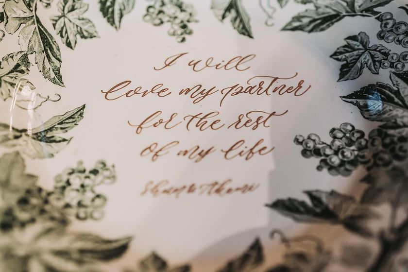 I want to treasure it for a lifetime! I dream of having calligraphy added to an antique plate. 🖋にて紹介している画像