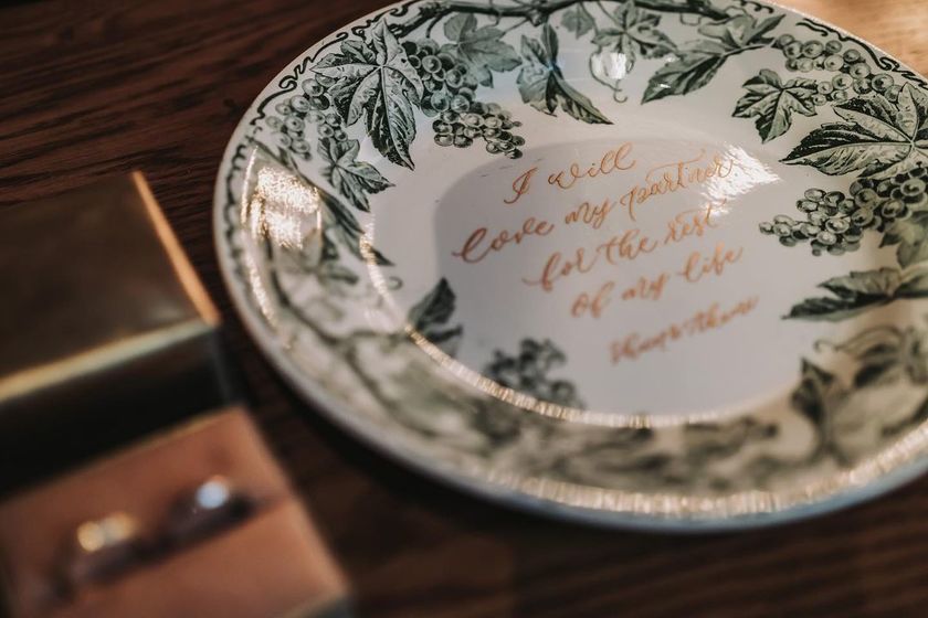 I want to treasure it for a lifetime! I dream of having calligraphy added to an antique plate. 🖋にて紹介している画像