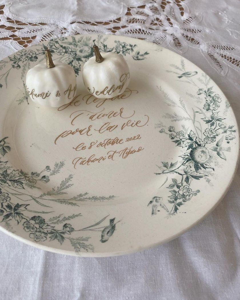 I want to treasure it for a lifetime! I dream of having calligraphy added to an antique plate. 🖋にて紹介している画像