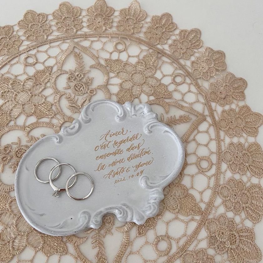 I want to treasure it for a lifetime! I dream of having calligraphy added to an antique plate. 🖋にて紹介している画像