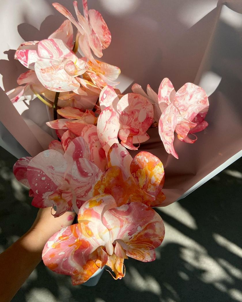 A stunning color combination. The flowers arranged by Ayaka Tominaga, the executive florist at Hibiya Kadan, are wonderful. 🌸😭にて紹介している画像