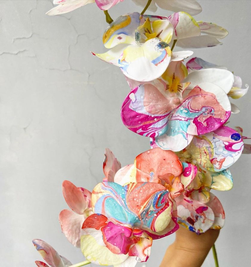 A stunning color combination. The flowers arranged by Ayaka Tominaga, the executive florist at Hibiya Kadan, are wonderful. 🌸😭にて紹介している画像