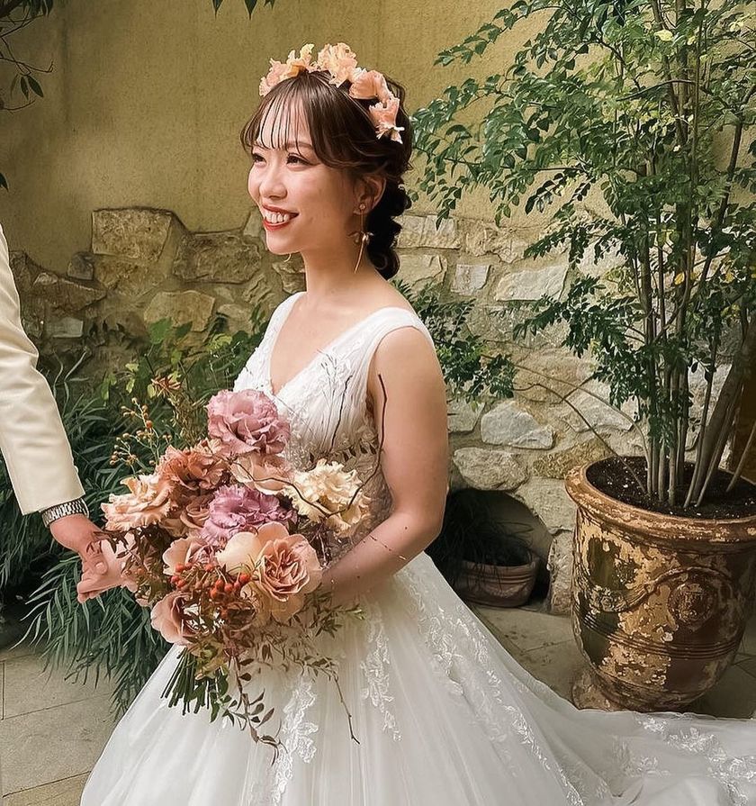 A stunning color combination. The flowers arranged by Ayaka Tominaga, the executive florist at Hibiya Kadan, are wonderful. 🌸😭にて紹介している画像