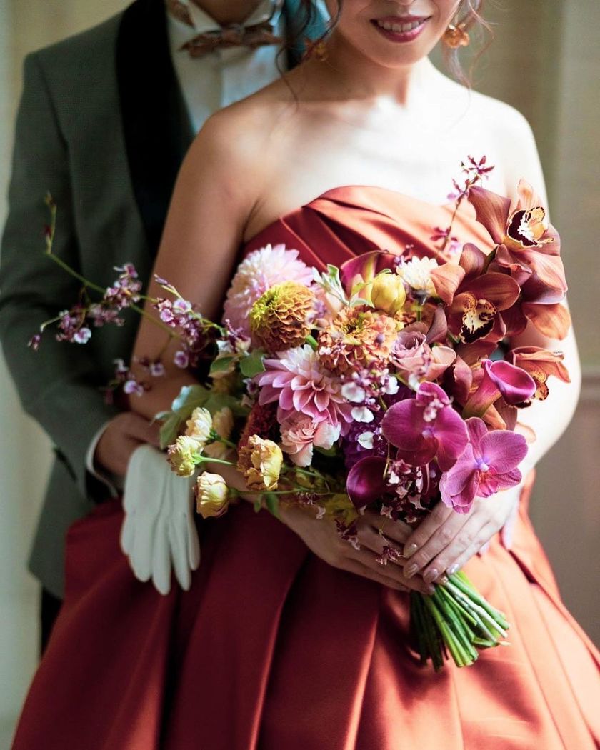 A stunning color combination. The flowers arranged by Ayaka Tominaga, the executive florist at Hibiya Kadan, are wonderful. 🌸😭にて紹介している画像