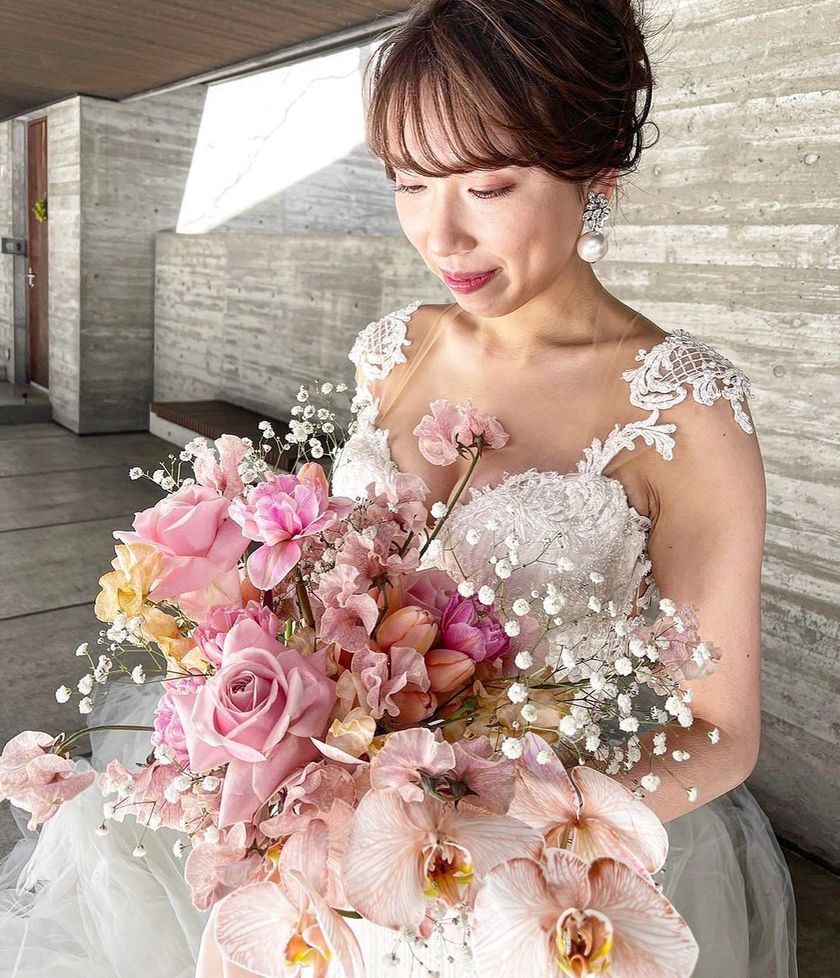 A stunning color combination. The flowers arranged by Ayaka Tominaga, the executive florist at Hibiya Kadan, are wonderful. 🌸😭にて紹介している画像