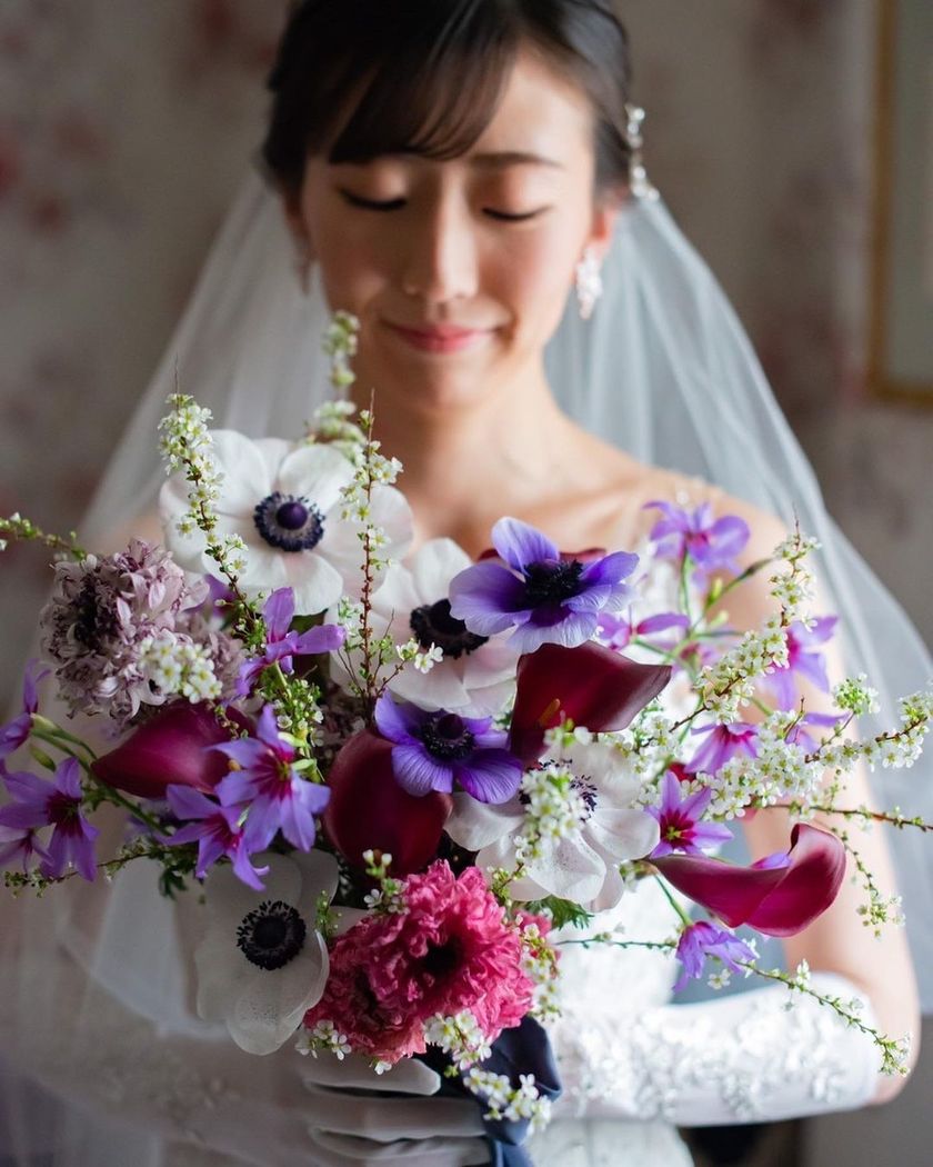 A stunning color combination. The flowers arranged by Ayaka Tominaga, the executive florist at Hibiya Kadan, are wonderful. 🌸😭にて紹介している画像