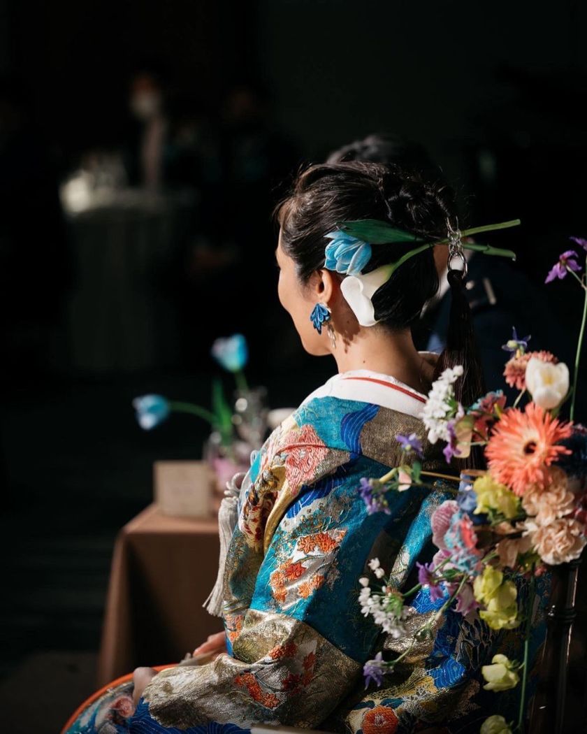 A stunning color combination. The flowers arranged by Ayaka Tominaga, the executive florist at Hibiya Kadan, are wonderful. 🌸😭にて紹介している画像