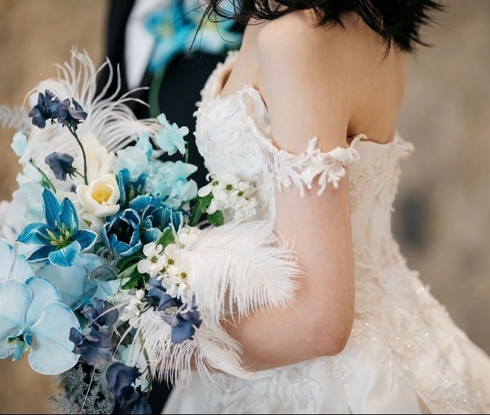 A stunning color combination. The flowers arranged by Ayaka Tominaga, the executive florist at Hibiya Kadan, are wonderful. 🌸😭にて紹介している画像